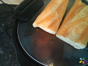 descongelar pan en la tapa de la olla lenta