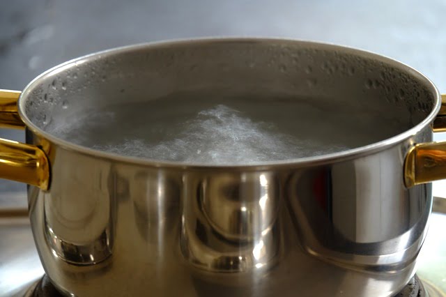 olla con agua hirviendo