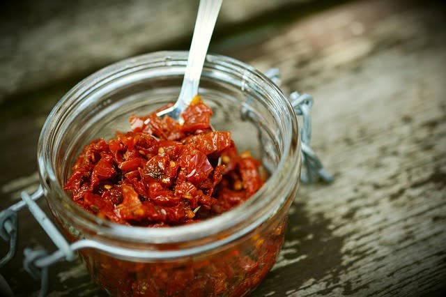 envasar tomates secos en botes al vacío